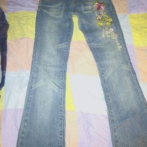 Jeans with embroidered flowers